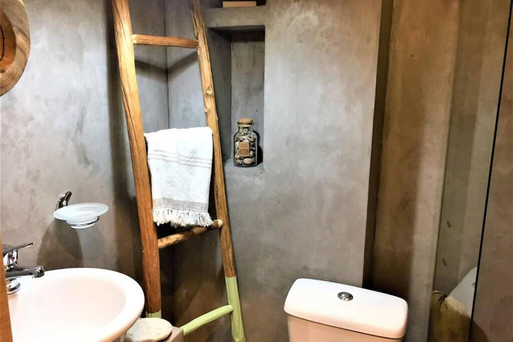 Cosy Industrial Style Little Home Just 5Minutes From Waterfront 塞萨洛尼基 外观 照片